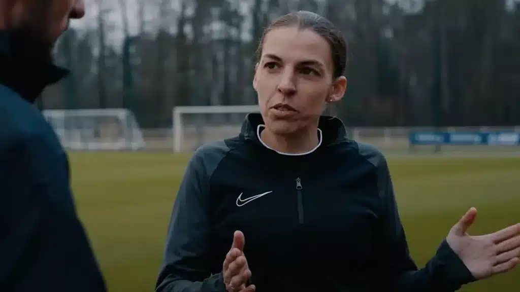 Stéphanie Frappart : La première arbitre féminine en Ligue1